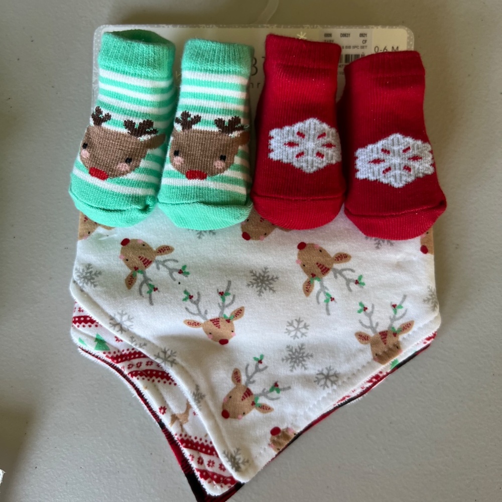 NWT - Christmas 5 Piece Set - 2 Pairs Booties, 3 Bandana Bibs - 0-6 mont…